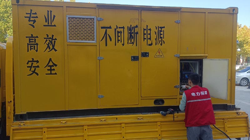 松潘柴油发电机组和UPS电源配合使用时，如何避免切换过程中的电力中断？